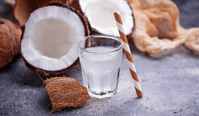 El agua de coco puede servirte de hidratación.