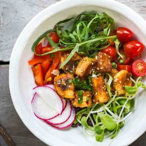 Tofu vegano con verduras