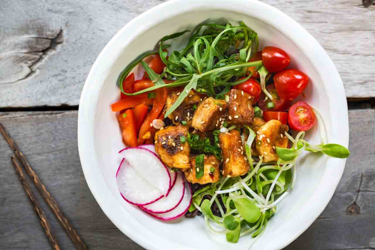 Sirve Tofu Vegano con Verduras, Ensalada y Pan Tostado