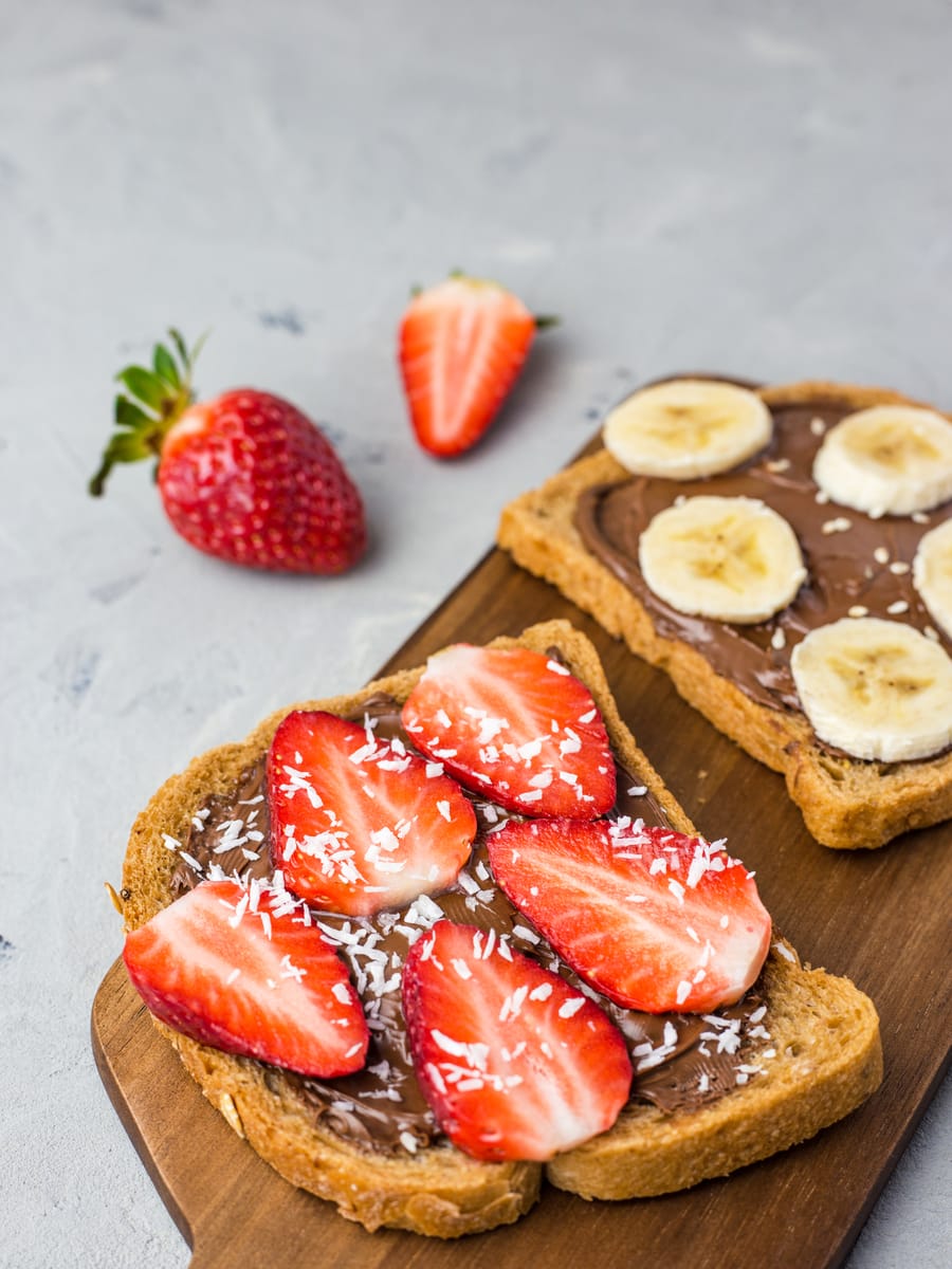 ᐅ Tostadas con Yogur Cacao y Fresas | Desayuno y Merienda Saludable