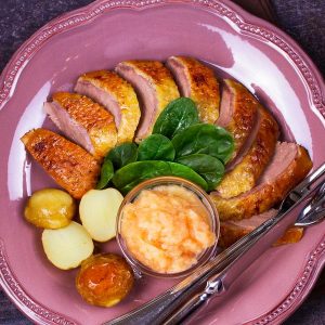 Magret de pato con salsa de manzanas