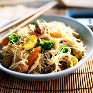 Fideos de arroz con pollo y verduras