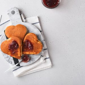 Tortitas de avena con mermelada de frambuesa